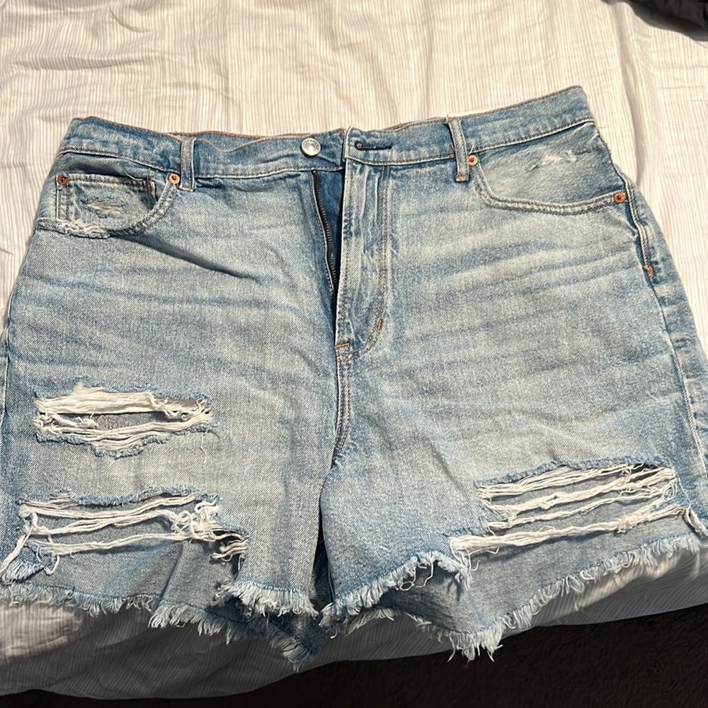 American Eagle distressed jean shorts sz16